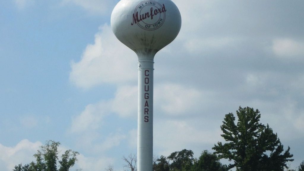 The Munford water tower, painted with "My Kind of Town" and "Cougars"